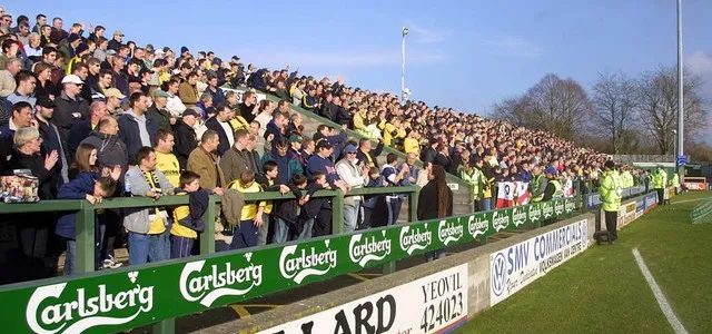 Toàn cảnh khán đài Northern Terrace tại sân vận động Huish Park