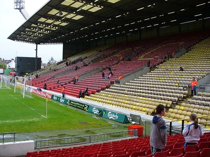 Toàn cảnh khán đài Rookery tại sân Vicarage Road