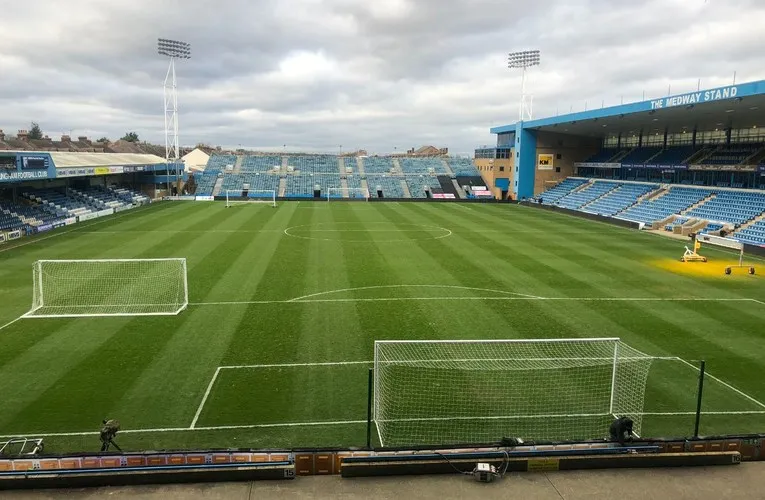 Toàn cảnh mặt sân cỏ của Priestfield Stadium, sẵn sàng cho những trận cầu đỉnh cao của Gillingham FC.