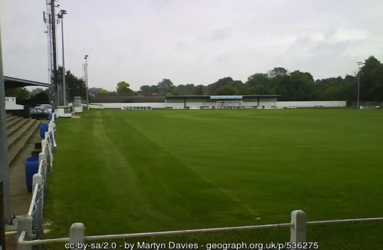 Toàn cảnh sân cỏ tại York Road, nơi chứng kiến hàng trăm năm lịch sử bóng đá của Maidenhead United.