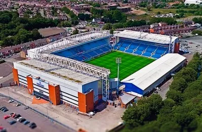 Toàn cảnh sân Ewood Park nhìn từ trên cao, sân nhà của Blackburn Rovers, với kiến trúc truyền thống và các khán đài đặc trưng.