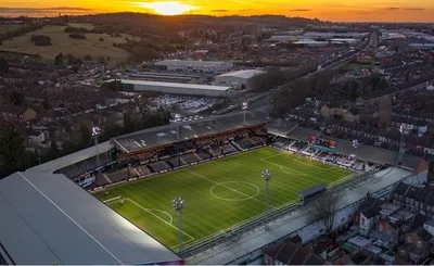 Toàn cảnh sân Kenilworth Road từ trên cao, sân nhà lịch sử của Luton Town FC
