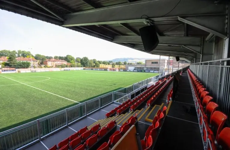 Toàn cảnh sân Meadowbank nhìn từ khán đài trong một ngày thi đấu của Dorking Wanderers