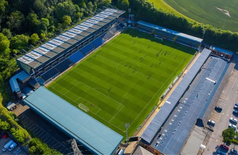 Toàn cảnh sân vận động Adams Park nhìn từ trên cao, biểu tượng của Wycombe Wanderers FC.