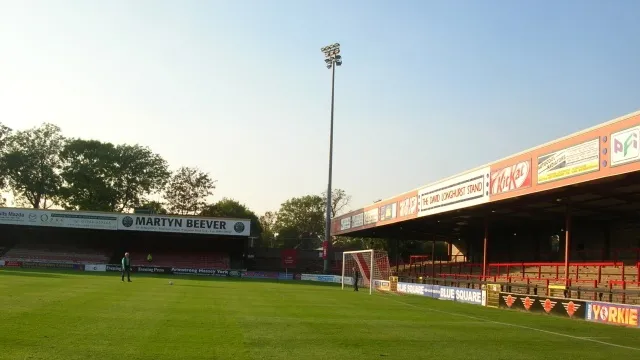 Toàn cảnh sân vận động Bootham Crescent của câu lạc bộ York City nhìn từ khán đài