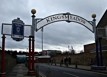 Toàn cảnh sân vận động Kingsmeadow từ bên ngoài, nơi từng là sân nhà của AFC Wimbledon và Kingstonian FC, nay thuộc Chelsea FC Women.