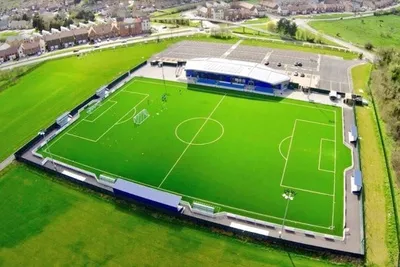 Toàn cảnh sân vận động Parkside, sân nhà của Aveley FC, nhìn từ trên cao
