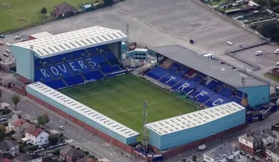 Toàn cảnh sân vận động Prenton Park của Tranmere Rovers từ trên cao, nhìn rõ cấu trúc và vị trí tại Wirral