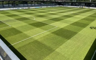 Toàn cảnh sân vận động Princes Park, sân nhà của Dartford FC nhìn từ phía khán đài chính