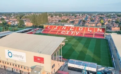 Toàn cảnh sân vận động Sincil Bank từ trên cao, biểu tượng của Lincoln City FC