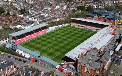 Toàn cảnh sân vận động St. James Park của Exeter City từ trên cao, nhìn rõ cấu trúc các khán đài và khu vực xung quanh.