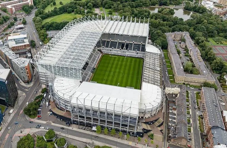 Toàn cảnh sân vận động St. James' Park nhìn từ trên không, nổi bật giữa lòng Newcastle