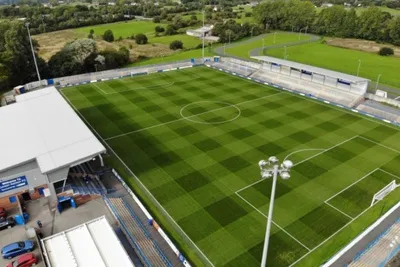Toàn cảnh sân vận động Tameside Stadium, sân nhà của Curzon Ashton FC tại Ashton-under-Lyne