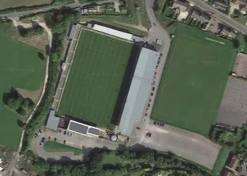 Toàn cảnh sân vận động The New Lawn, sân nhà của Forest Green Rovers, với kiến trúc độc đáo và không gian xanh bao quanh