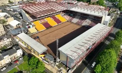 Toàn cảnh sân vận động Valley Parade nhìn từ trên cao, sân nhà của Bradford City FC