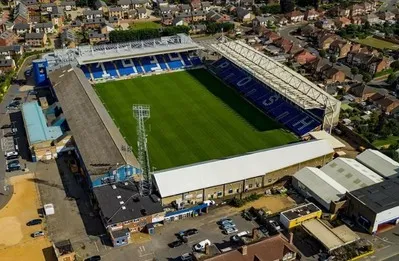 Toàn cảnh sân vận động Weston Homes Stadium nhìn từ trên cao, cho thấy cấu trúc và khuôn viên