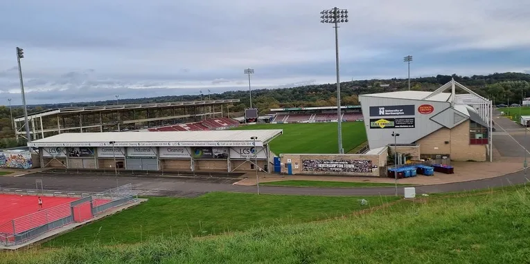 Tổng quan bên ngoài Sixfields Stadium