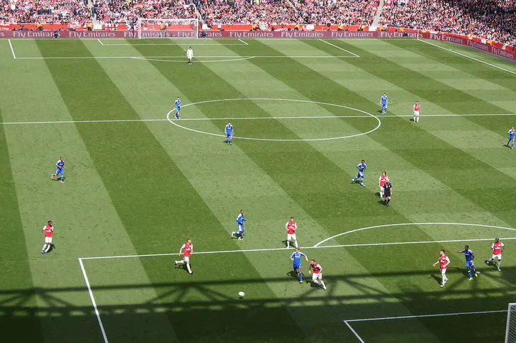 Trận đấu Arsenal đối đầu Chelsea trên sân Emirates với khán đài đông kín người hâm mộ