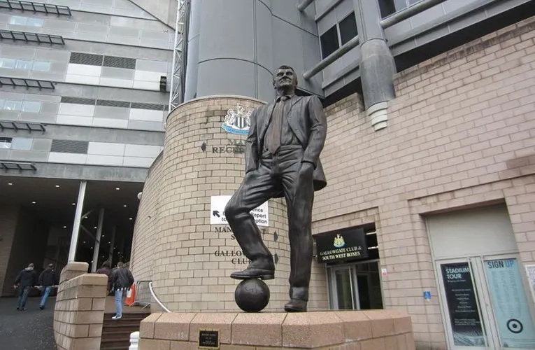 Tượng đài Sir Bobby Robson, biểu tượng của Newcastle United bên ngoài sân St. James' Park