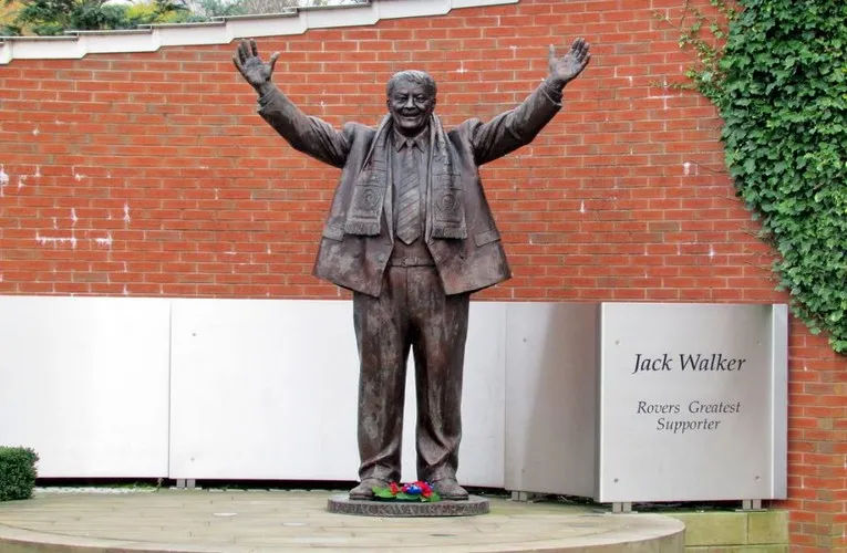 Tượng đài Sir Jack Walker sừng sững bên ngoài Ewood Park, biểu tượng vĩ đại của Blackburn Rovers và niềm tự hào của người hâm mộ.