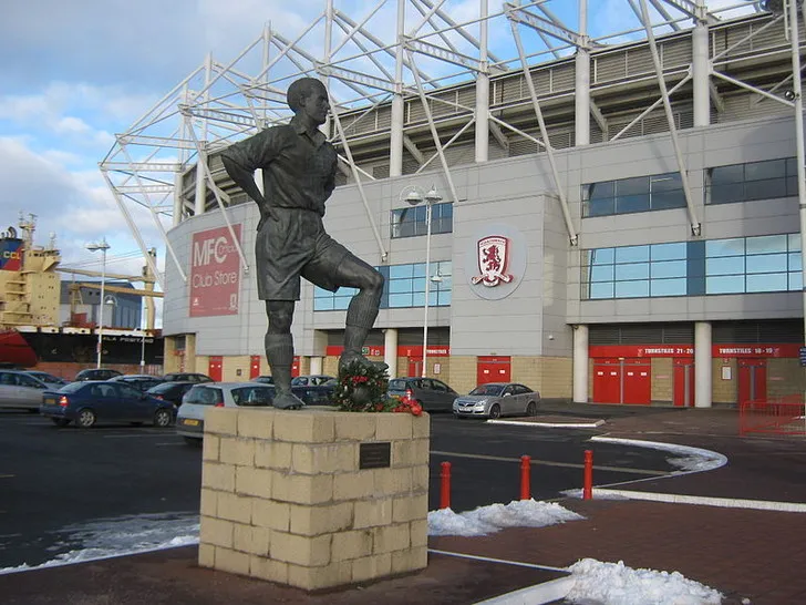 Tượng George Hardwick, một huyền thoại của Middlesbrough, bên ngoài Riverside Stadium
