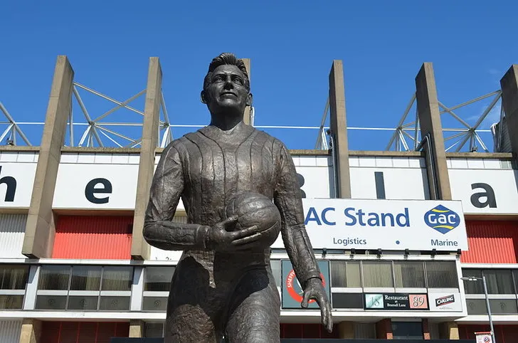 Tượng Joe Shaw tại sân Bramall Lane