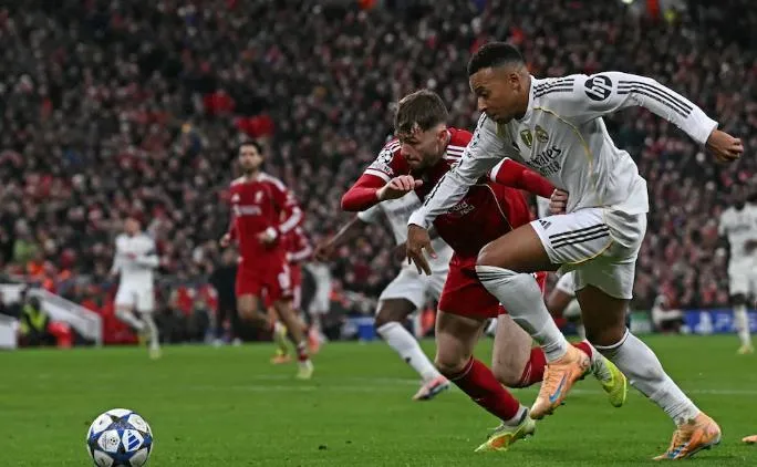 Conor Bradley có trận đấu xuất sắc trong phòng ngự