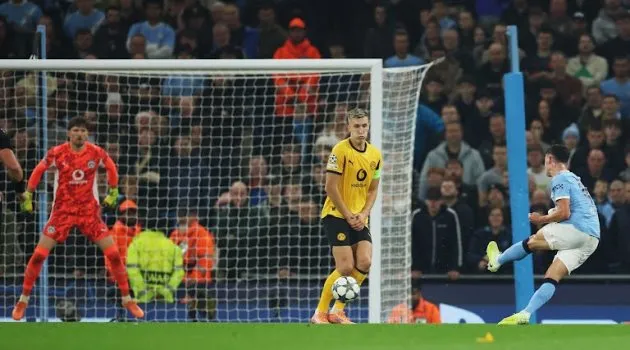 Phil Foden lập cú đúp vào lưới Borussia Dortmund trong trận Champions League