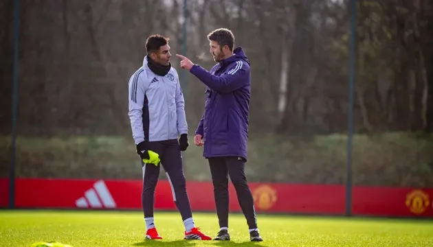 Casemiro đã nỗ lực tối đa cùng triều đại của tân HLV Michael Carrick ngay từ buổi tập đầu tiên.
