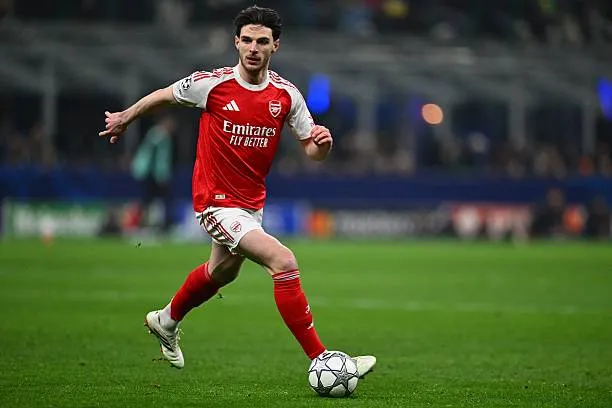 Declan Rice nhận thẻ vàng ở khoảng thời gian bù giờ trong trận đấu giữa Arsenal và Inter Milan