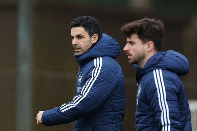 HLV Arteta cùng đội Arsenal tại sân tập