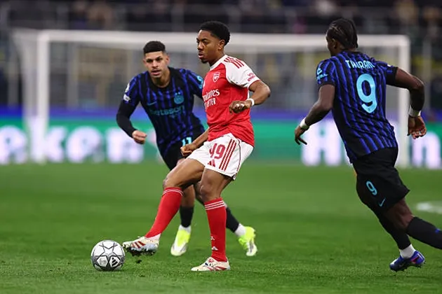 Myles Lewis-Skelly tranh bóng